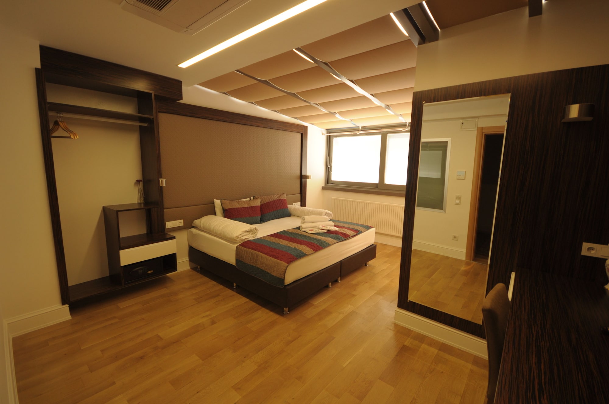 DELUXE, QUEEN BED