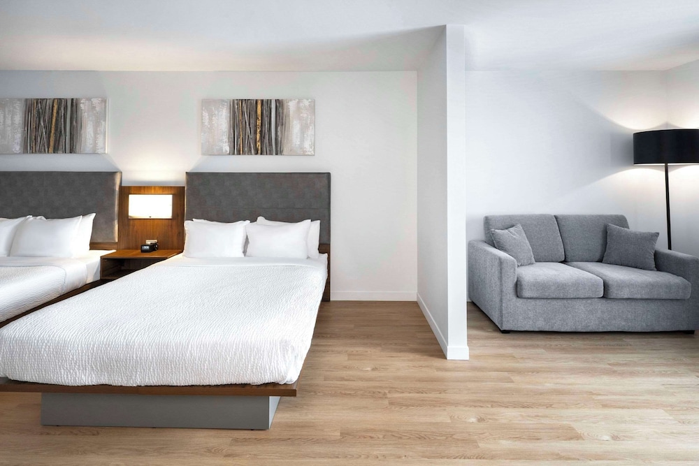 جناح بسريرين كوين مع أريكة، Quality Inn Quebec City 6/9