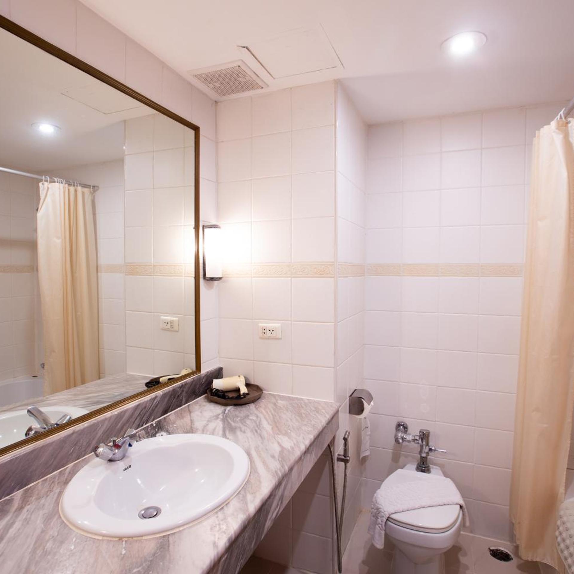 Executive, Double Bed, The Tarntawan Hotel Surawong Bangkok 6/8