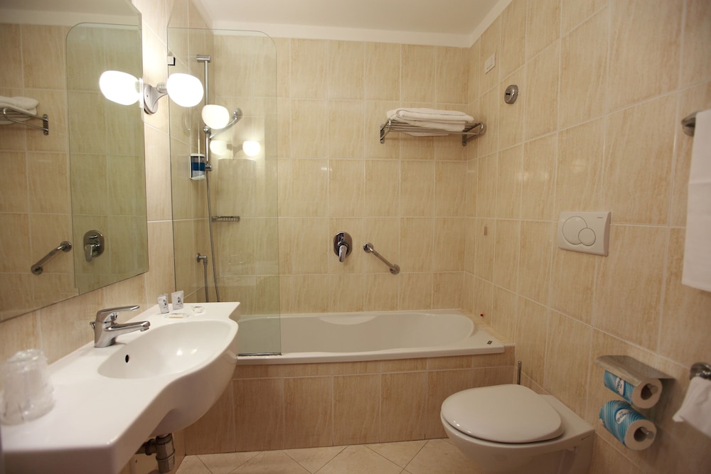 Caravel Hotel 60/62