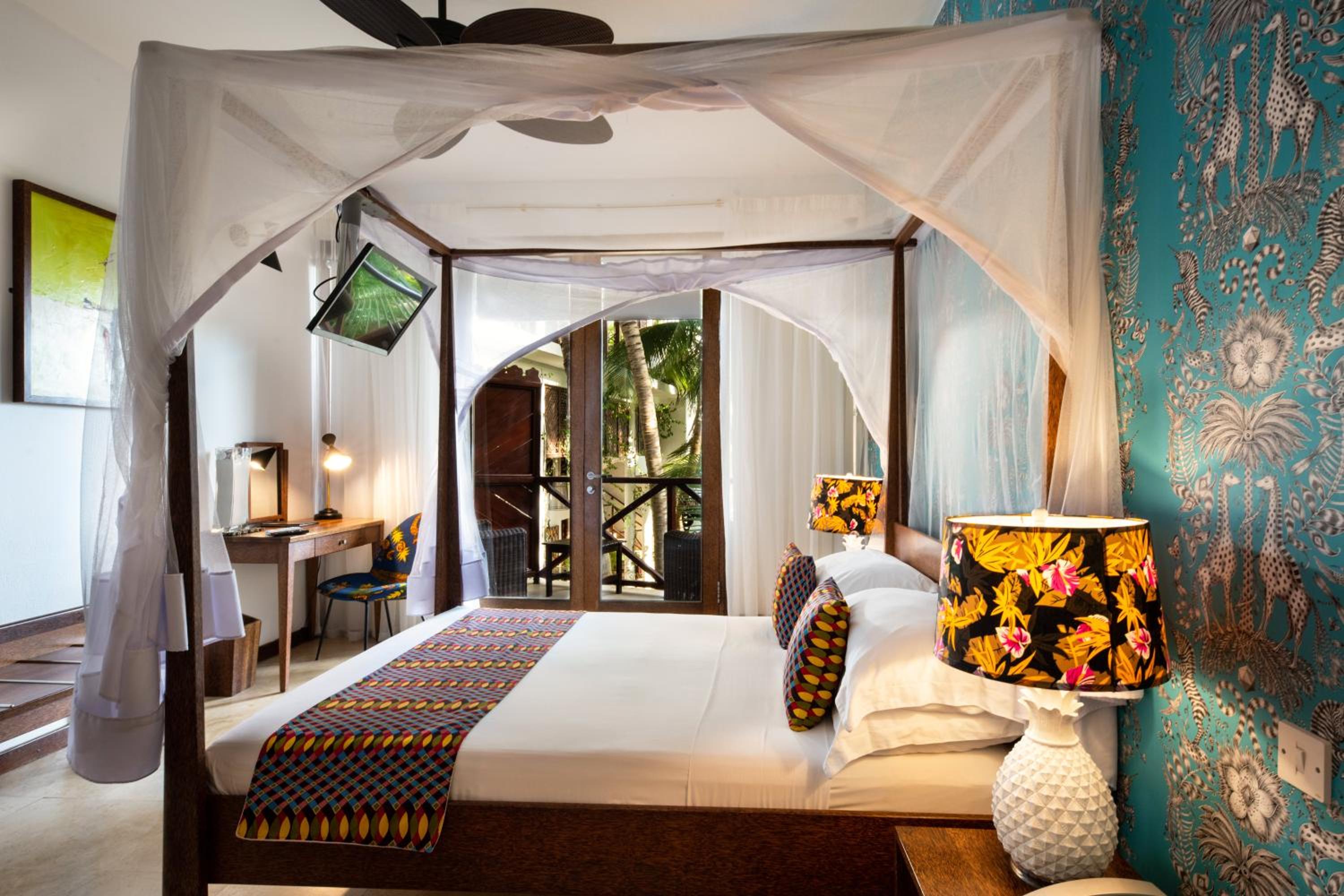 Z, Queen Bed, Partial Garden View