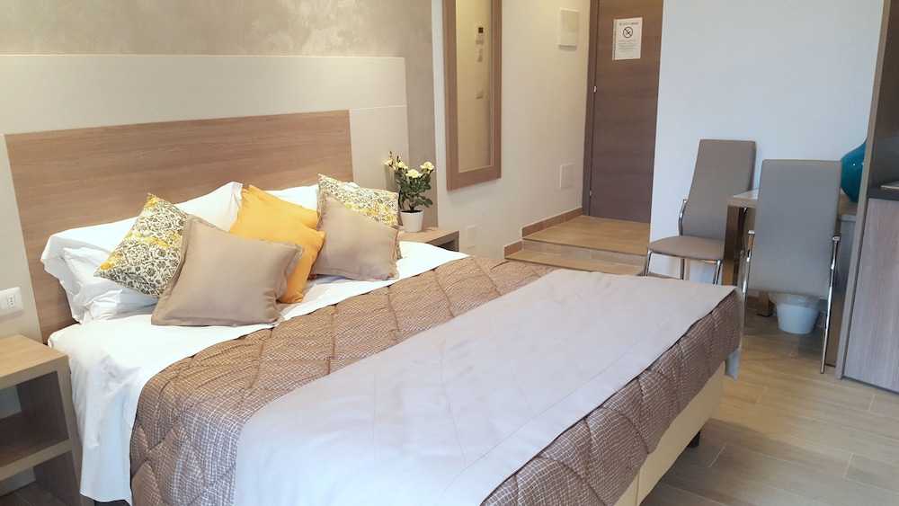 DELUXE, BALCONY, KITCHENETTE