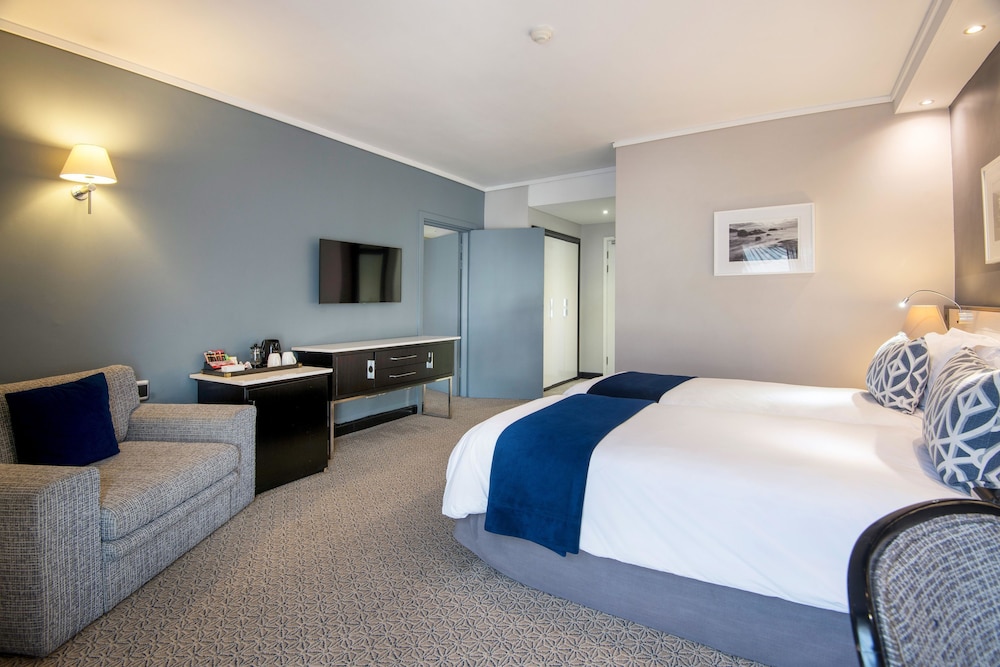 غرفة عائلية بسريرين منفصلين مع أريكة، The Commodore Hotel 3/10