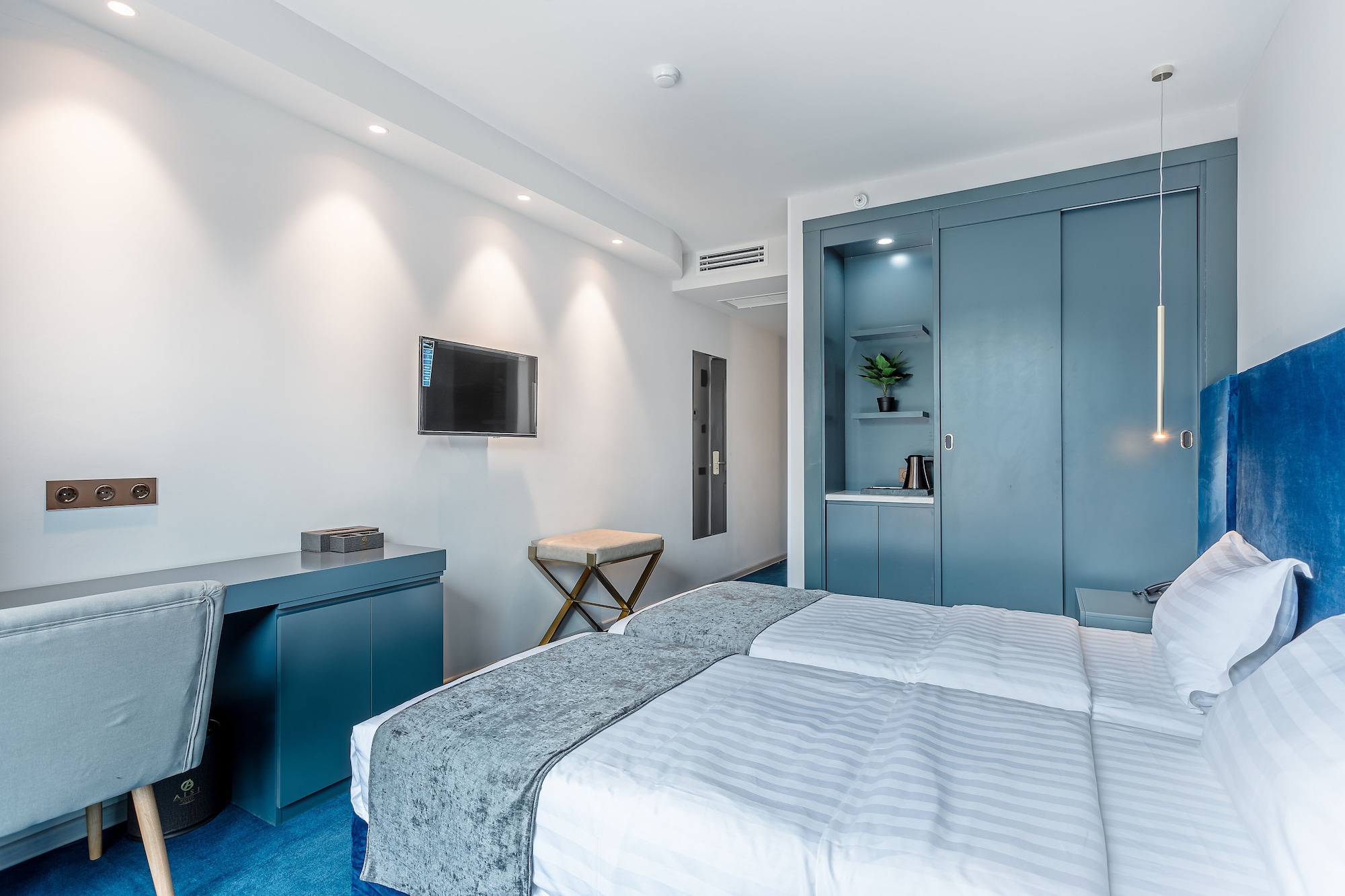 STANDARD, TWIN BEDS, BALCONY, SMOKING
