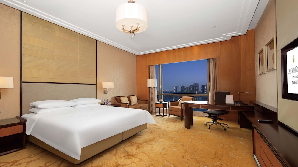 Classic, King Bed, Lake View, Club Lounge Access