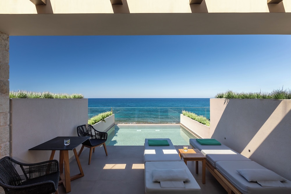 Castelo Boutique Suites by the sea 72/76