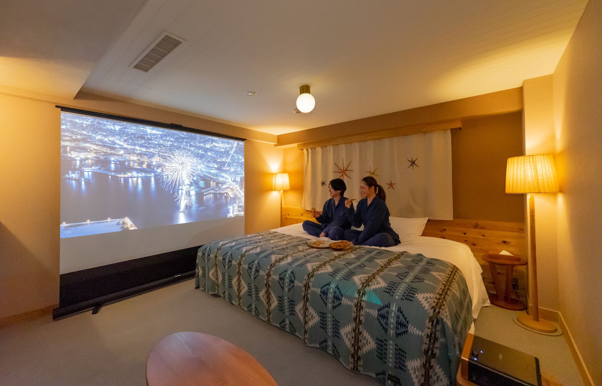 THEATER, KING BED