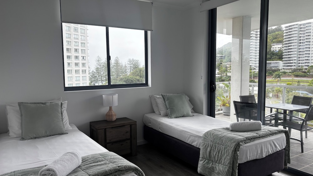 Swell Resort Burleigh Beach 38/50