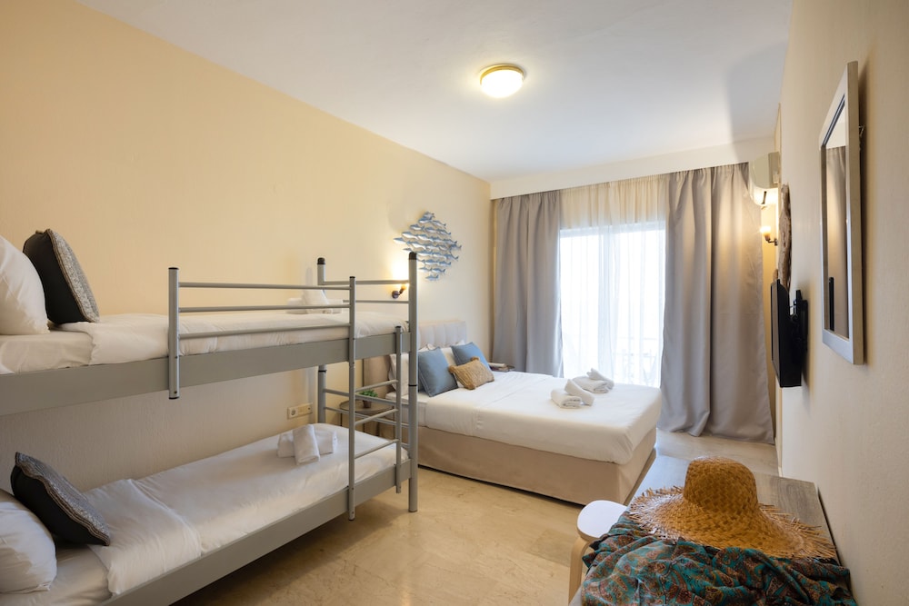 Aurora Beach Hotel 15/50