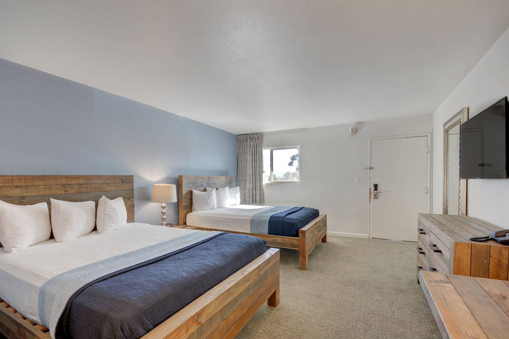 DELUXE, 2 QUEEN BEDS, POOL VIEW