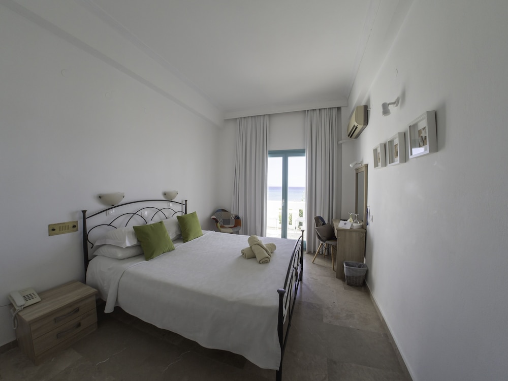 Amaryllis Beach Hotel 13/50