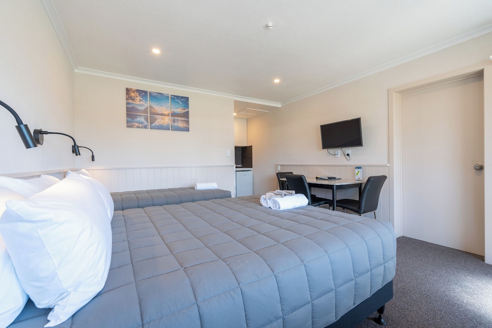 Superior, 1 Single and 2 Queen Beds