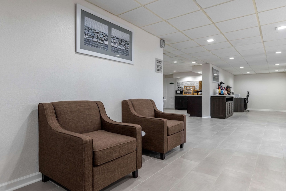 Econo Lodge At The University 32/41