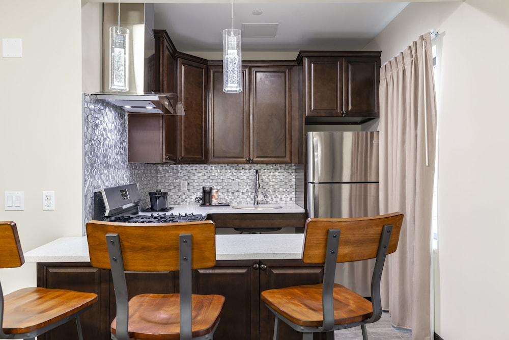 Van Wyck Hotel & Suites Near JFK Airport 42/46