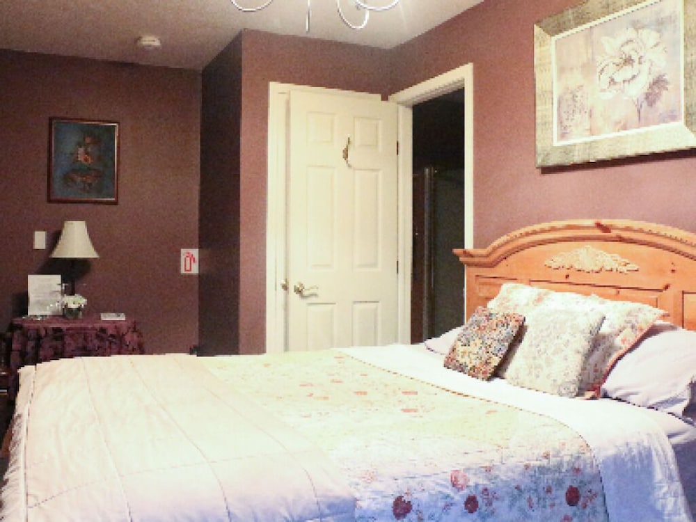 Lil Black Bear Inn 27/74