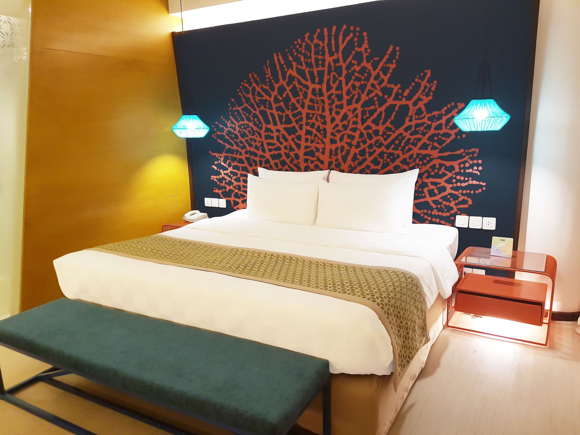 DELUXE, KING BED