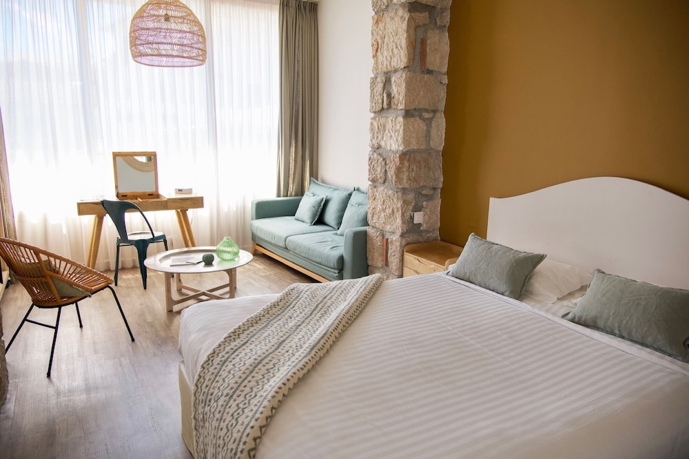 Junior Suite, Queen Bed, Pool View, Sofa, Boutique Hotel and Spa la Villa Cap Ferrat 2/4