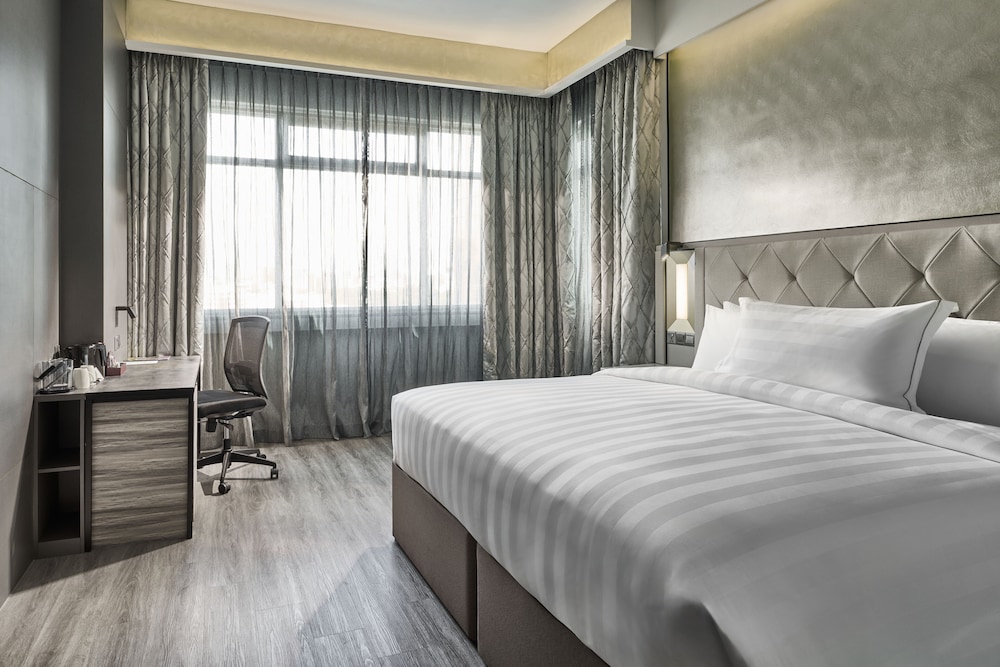 DELUXE, KING BED
