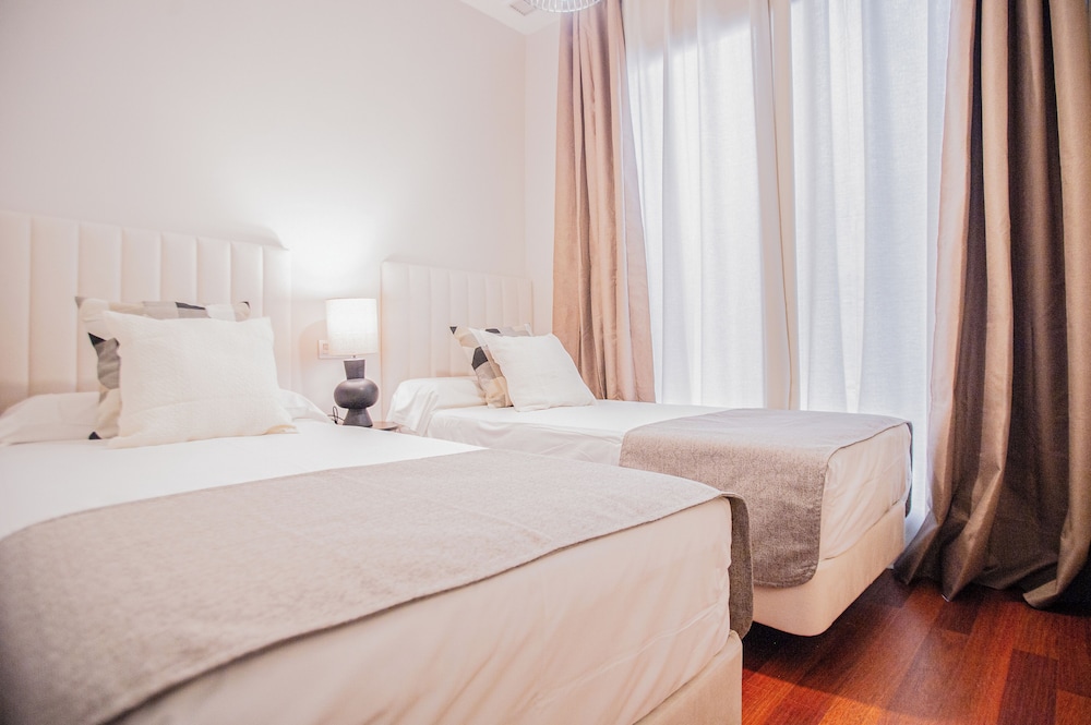 2 BEDROOMS, APARTMENT, QUEEN AND TWIN BEDS, SOFA