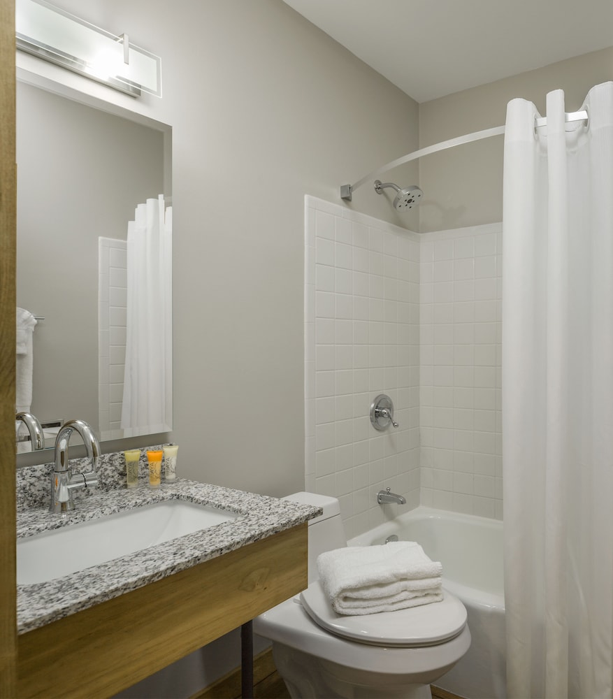 Deluxe, 2 Queen Beds, Village View, Balcony، Bolton Valley Resort Lodge 2/2