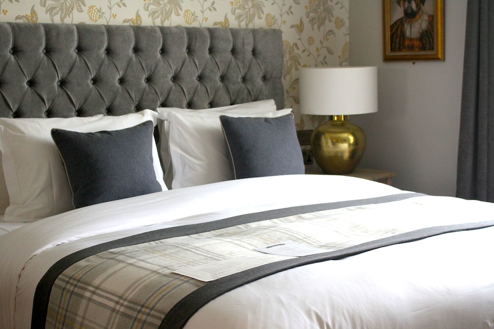 The Hayden Pub and Rooms 16/25