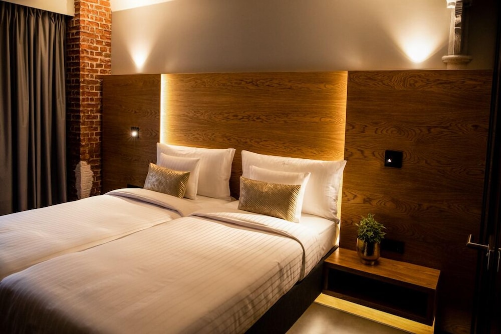 COMFORT, DOUBLE OR TWIN BED