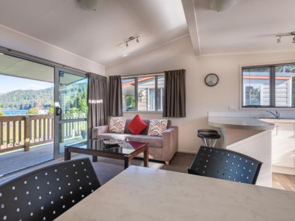 BLUE LAKE TOP 10 HOLIDAY PARK 24/50