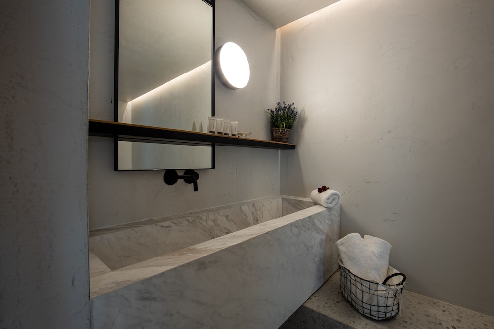Kouros Exclusive Suites - Adults Only 78/78