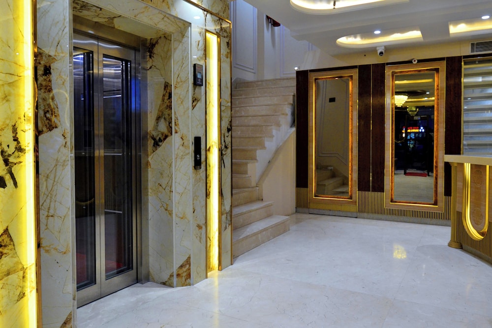 HOTEL GRAND PLAZA. 11/50
