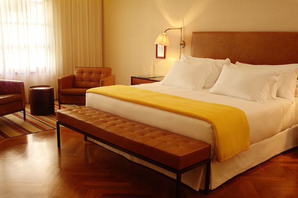DELUXE, KING BED