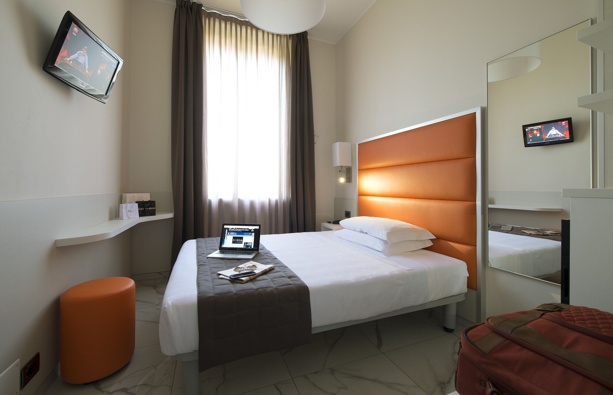 ROOM, SINGLE