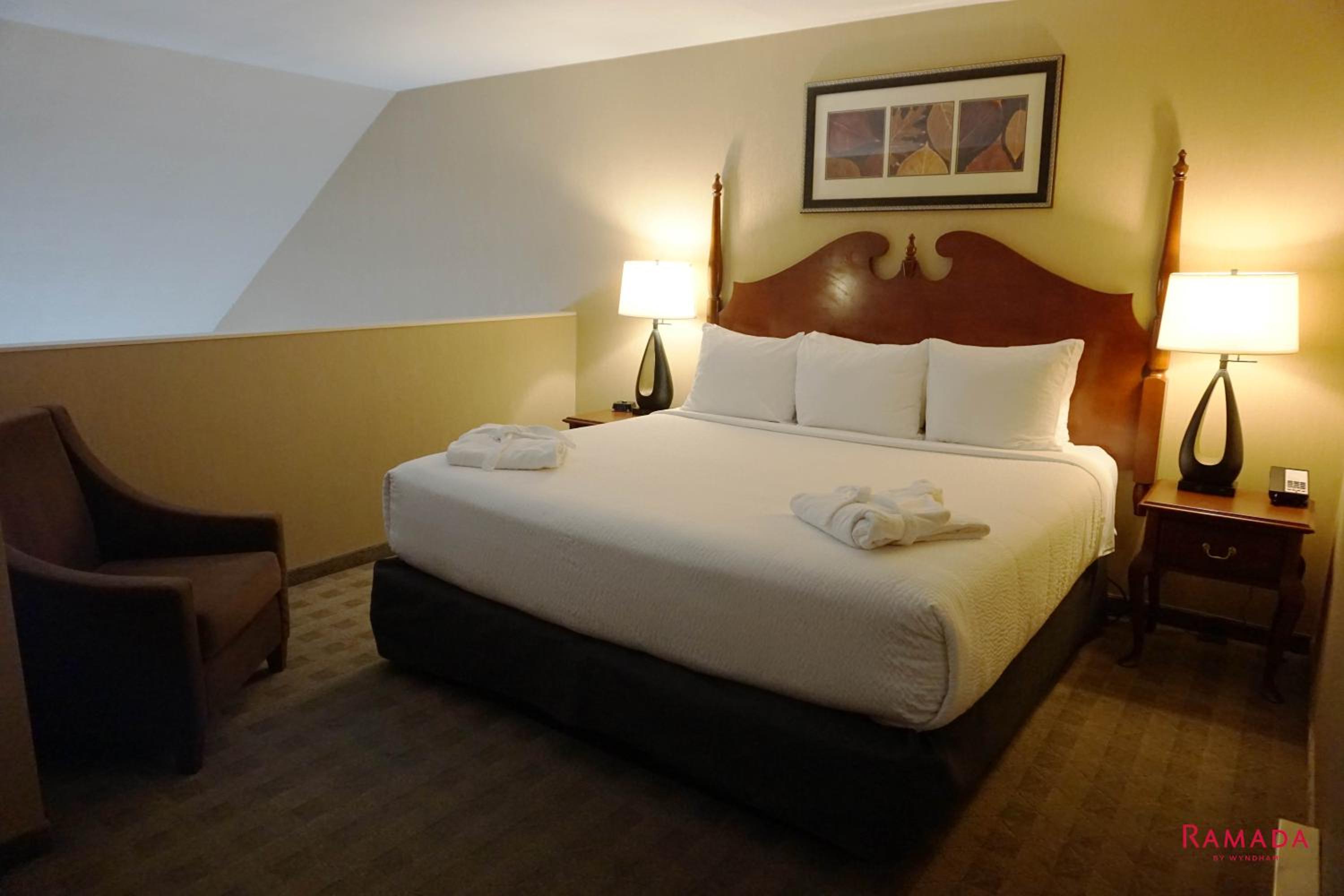 Loft, Deluxe, Suite, King Bed, Hot Tub