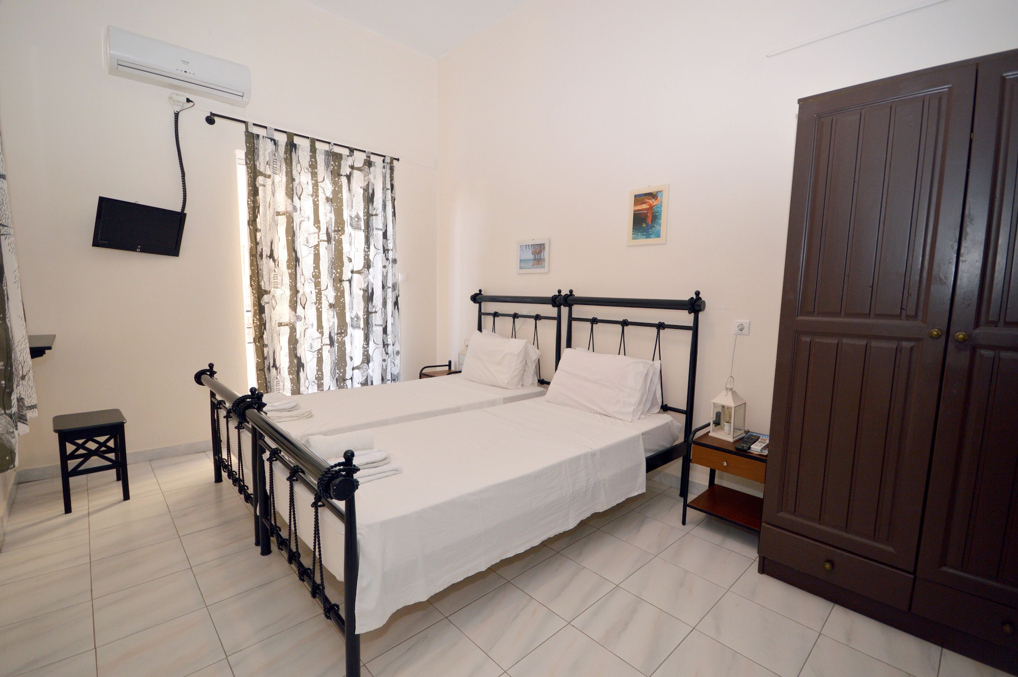 ROOM, DOUBLE OR TWIN BED