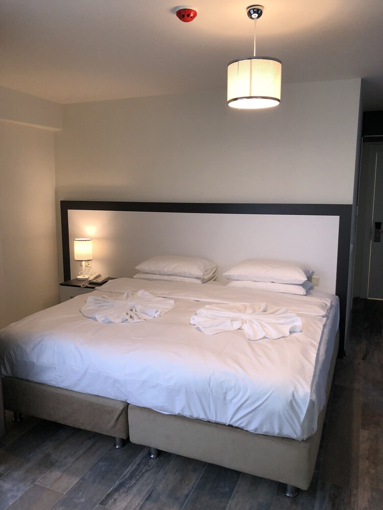 Eva Otel 18/50