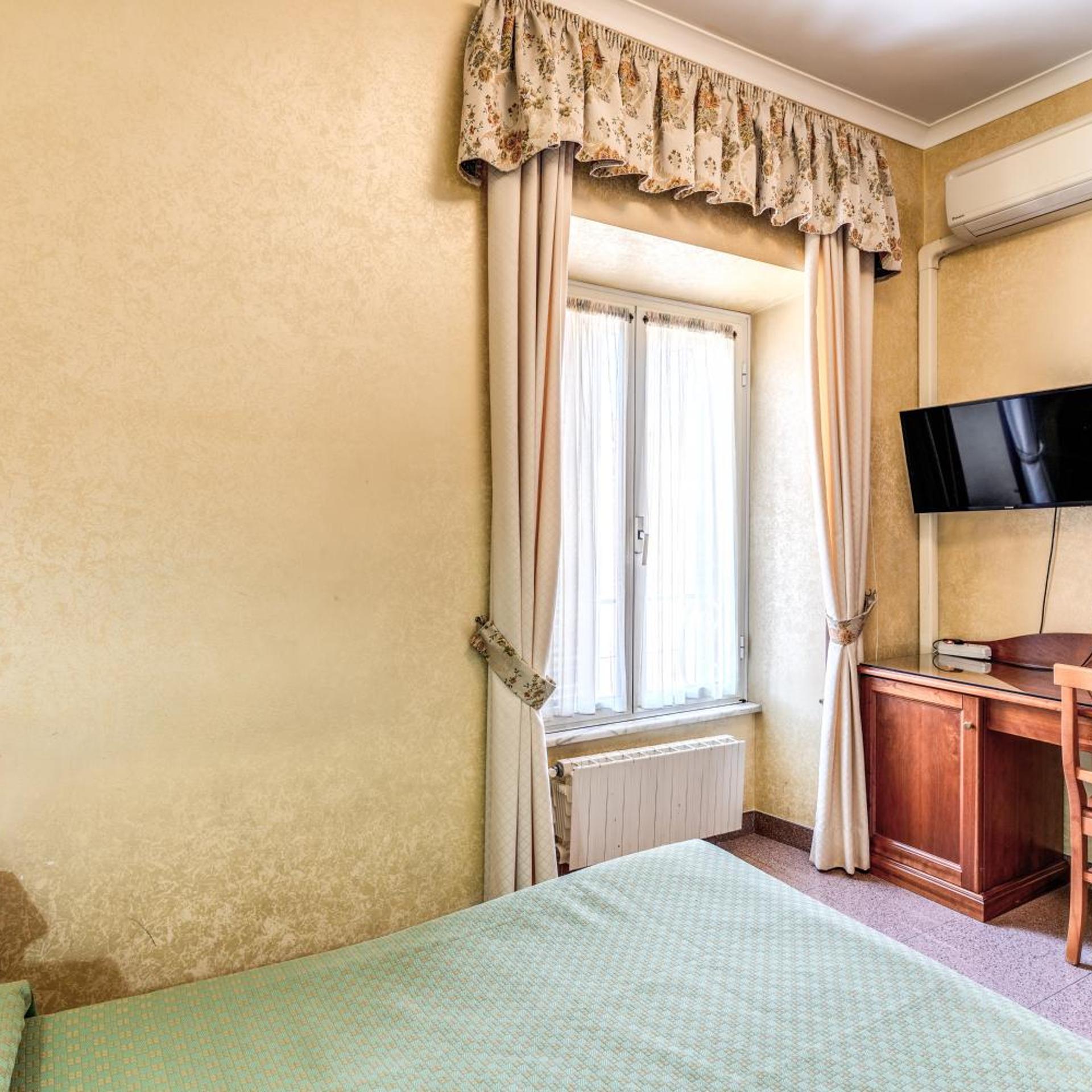 ROOM, SINGLE