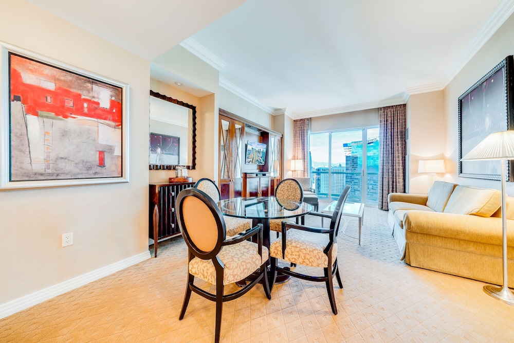 Jet Luxury Resorts @ The Signature Condo Hotel 37/69