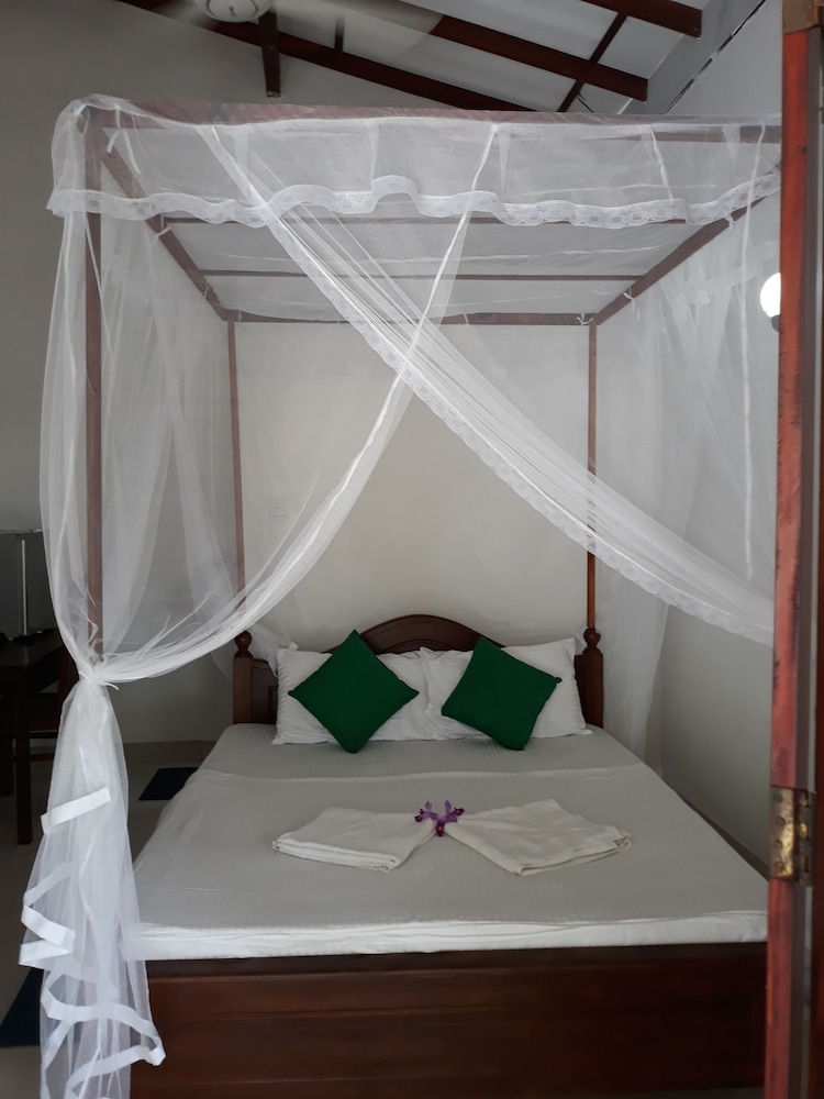 Arcade Beach Hotel 25/50