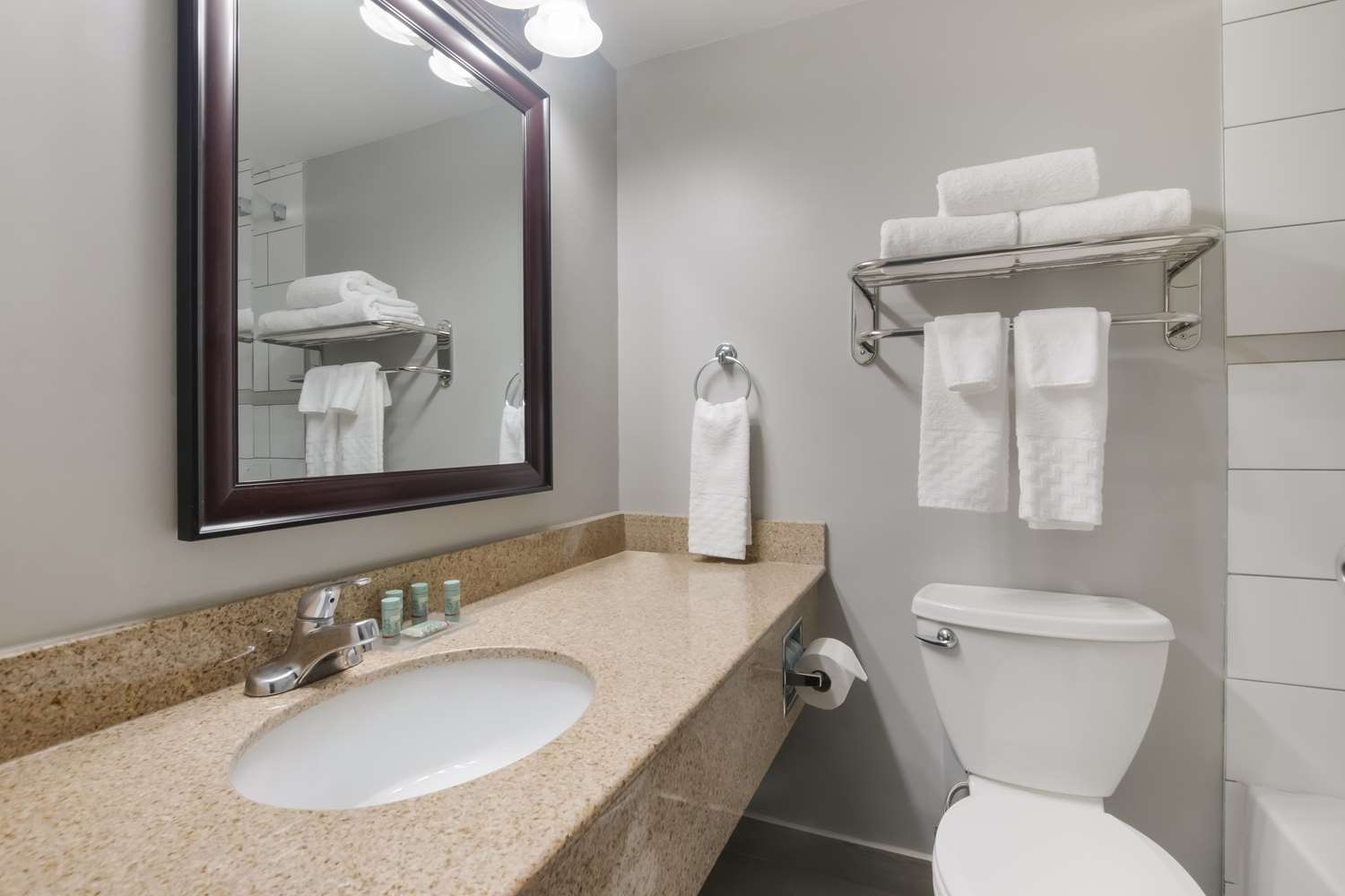 Room, 2 Queen Beds, Pool Side، Best Western St Catharines Hotel Conference Centre 3/3