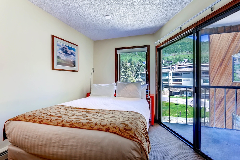 STUDIO, QUEEN BED, SOFA