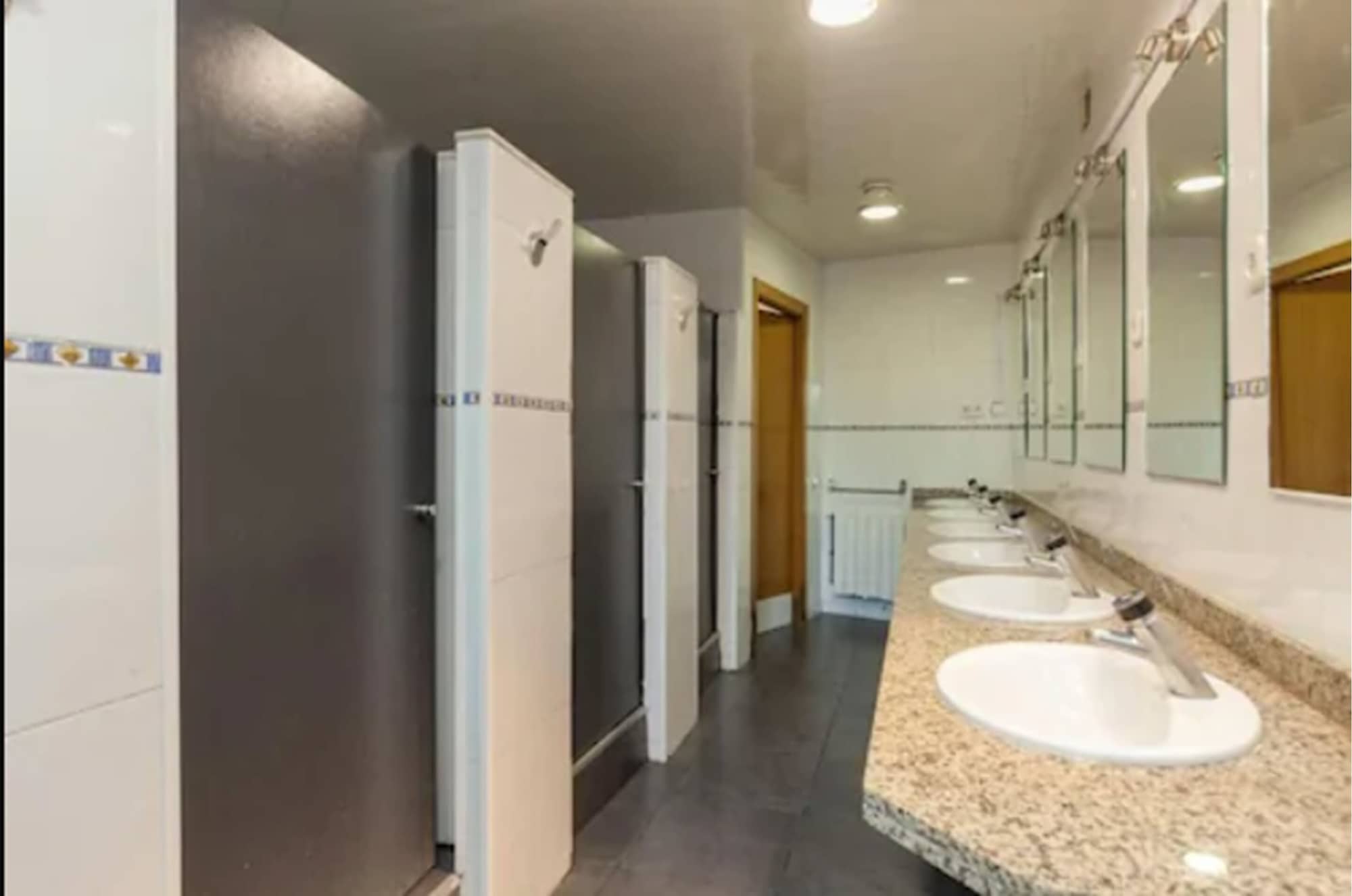 MIXED DORM, BASIC, 6 BEDS, SHARED BATHROOM
