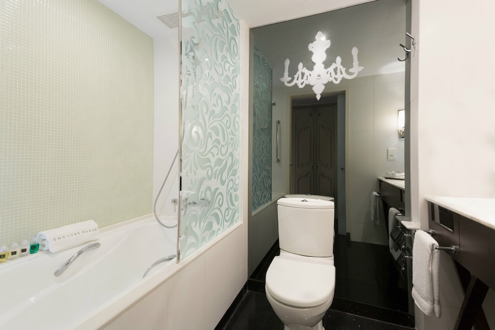 The Luxe Manor Hotel 39/41