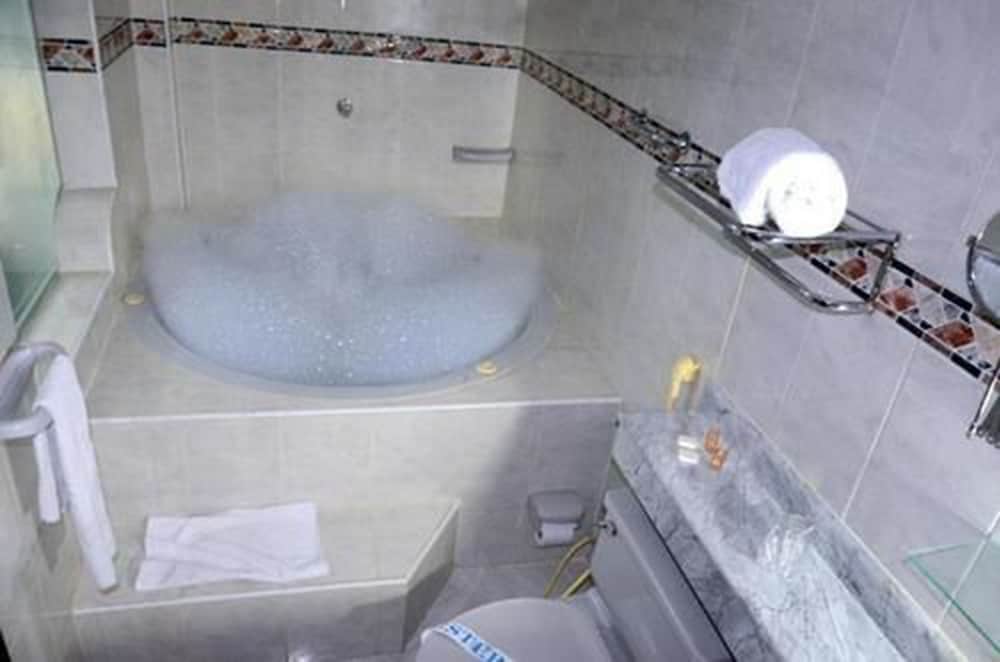 HOTEL INTERSUITES 21/21