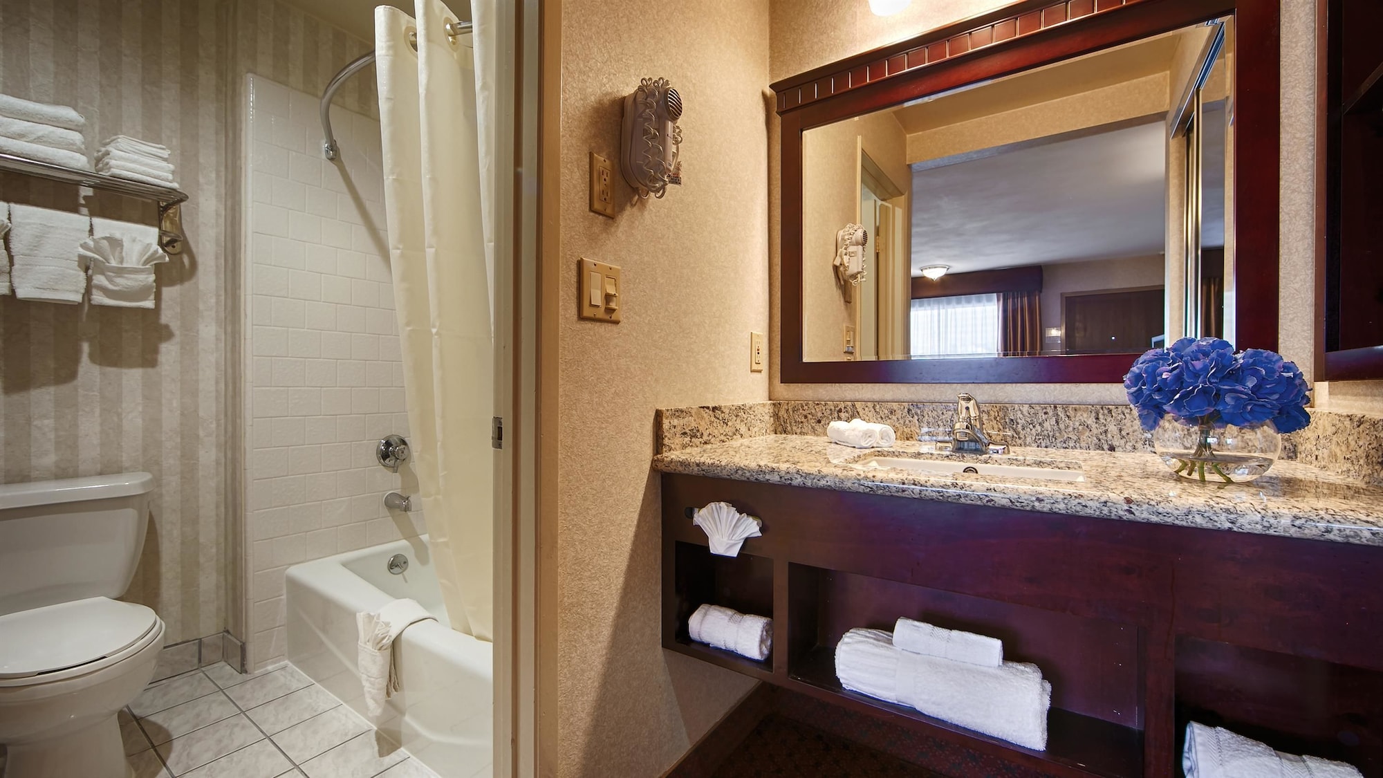 غرفة قياسية بسريرين كوين، Best Western Pasadena Inn 3/3