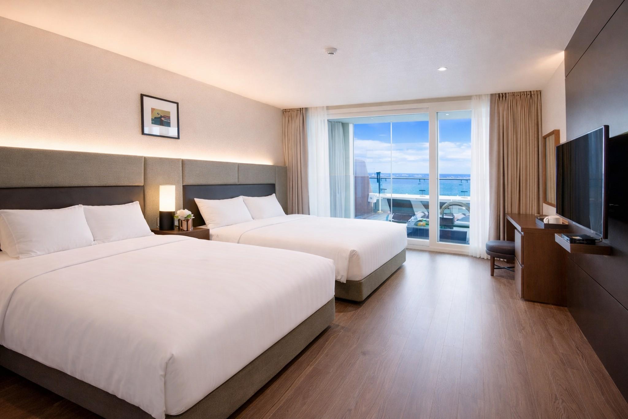 Pool, Suite, 2 Double Beds, Corner