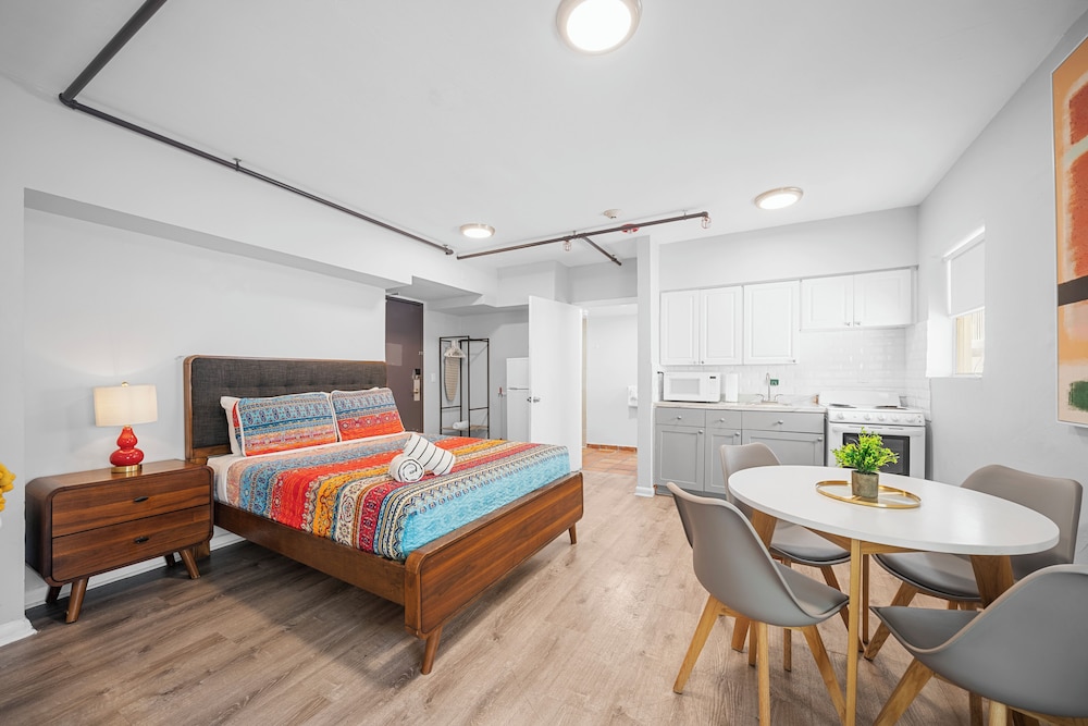 SUPERIOR, STUDIO, QUEEN BED, KITCHEN, ACCESSIBLE
