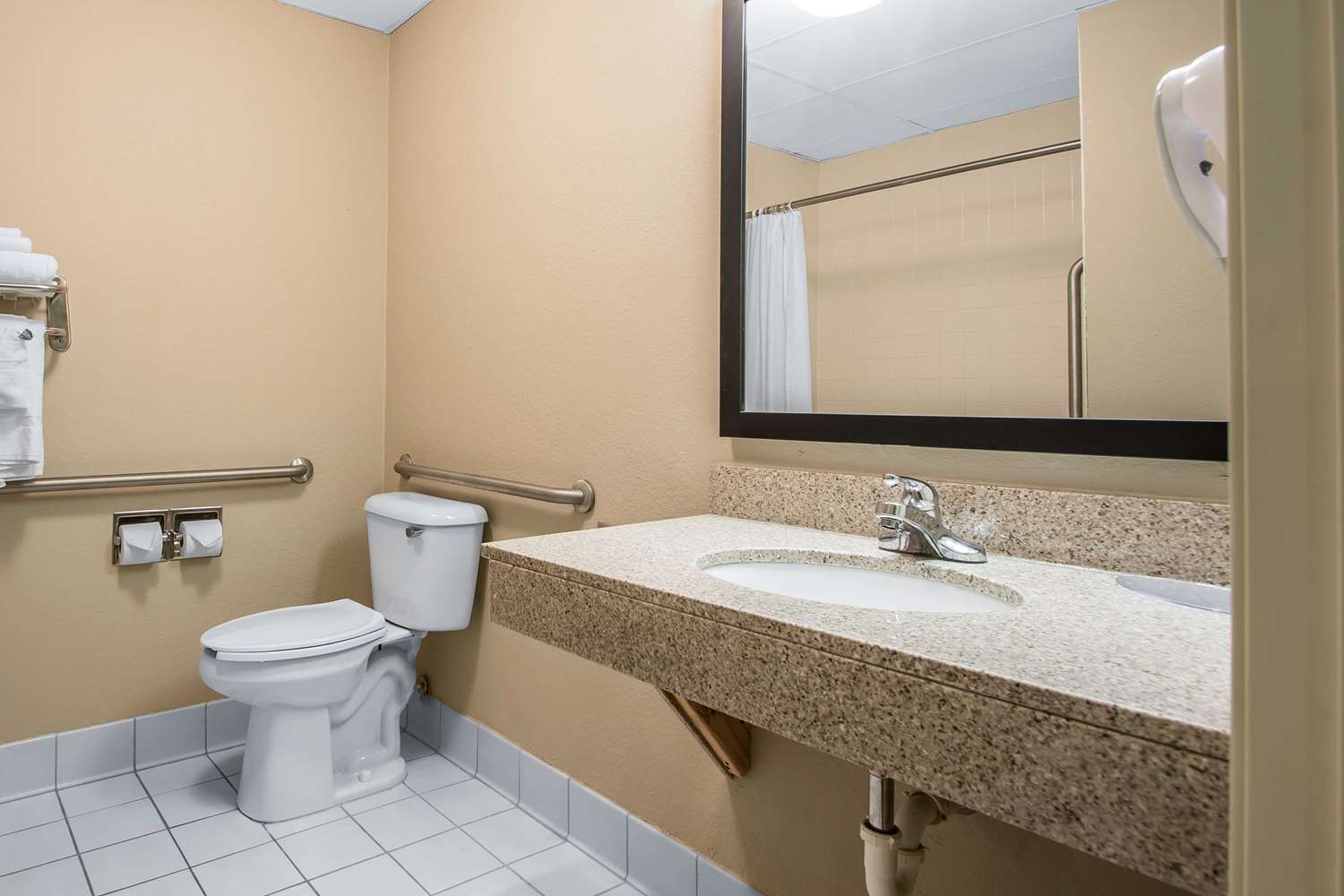 Quality Inn & Suites East Troy I-43 33/33