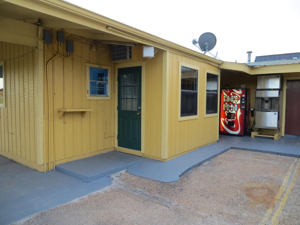 Tropicana Motel 6/28