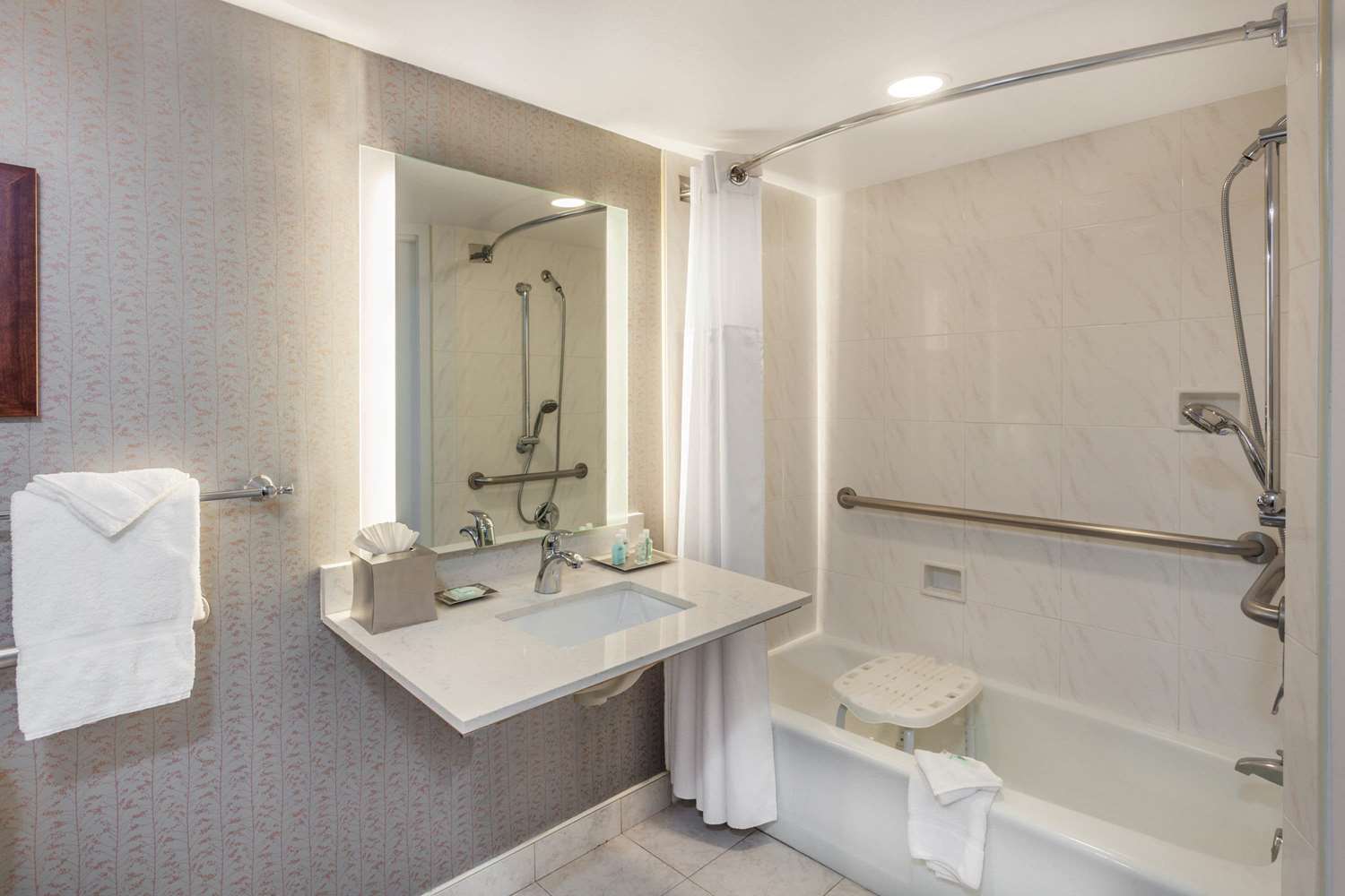 Wyndham Visalia 16/18