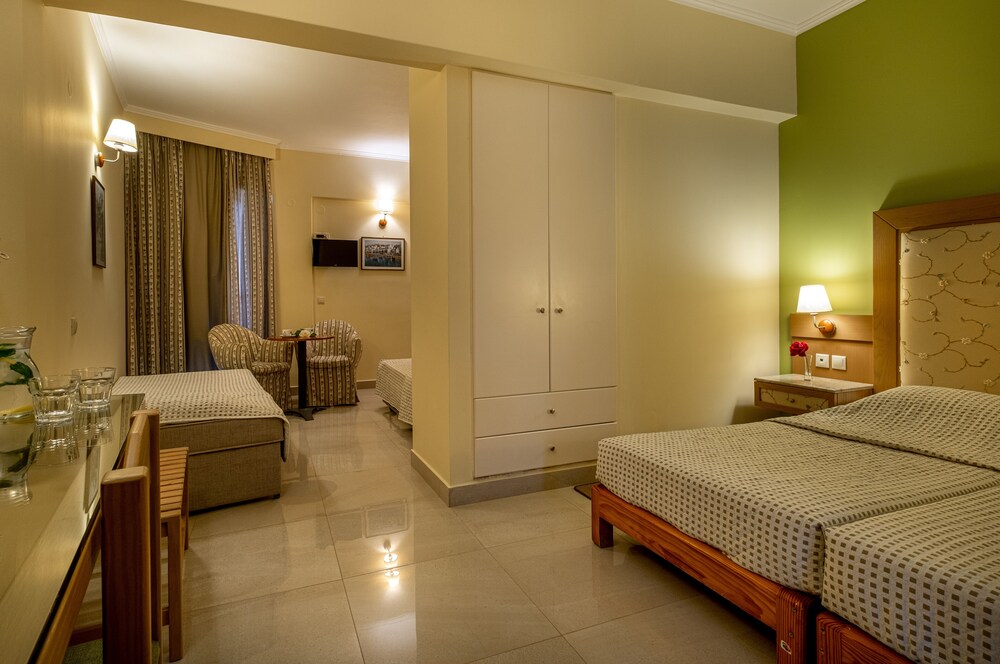 Dolphin Hotel 20/56