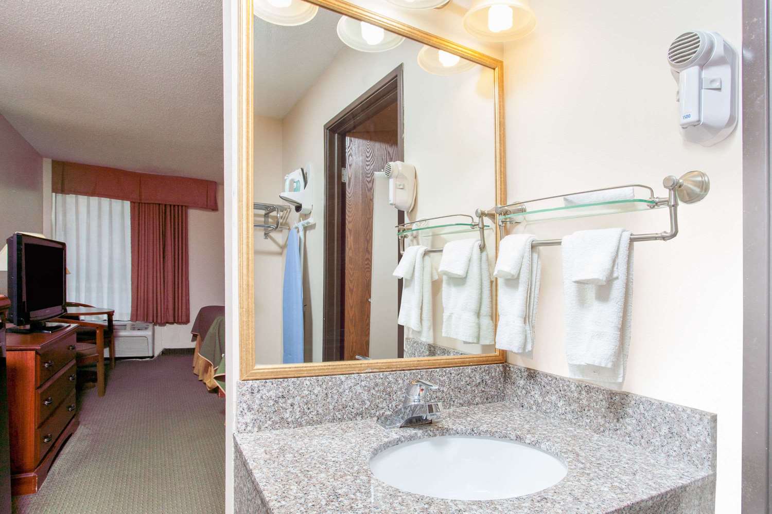 Days Inn & Suites by Wyndham Mt Pleasant 15/16